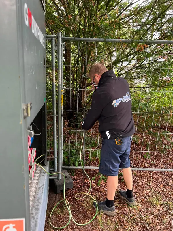 BR-EL_Varde-Open-Air_3 Elektriker fra BR-EL arbejder med strøm til festival