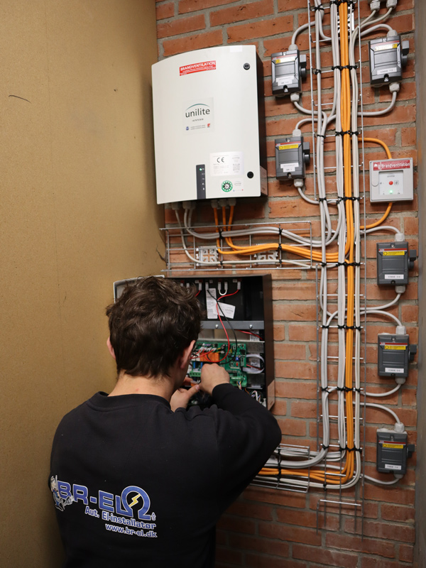Elinstallation og belysning fra BR-EL A/S hos Davidsen i Grindsted – for bedre arbejdsmiljø og sikkerhed.